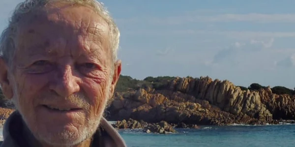 Mauro Morandi numit Robinson Crusoe al italiei locuieşte de peste 30 de ani singur pe o mică insulă din largul Sardiniei FOTO Facebook via The Guardian
