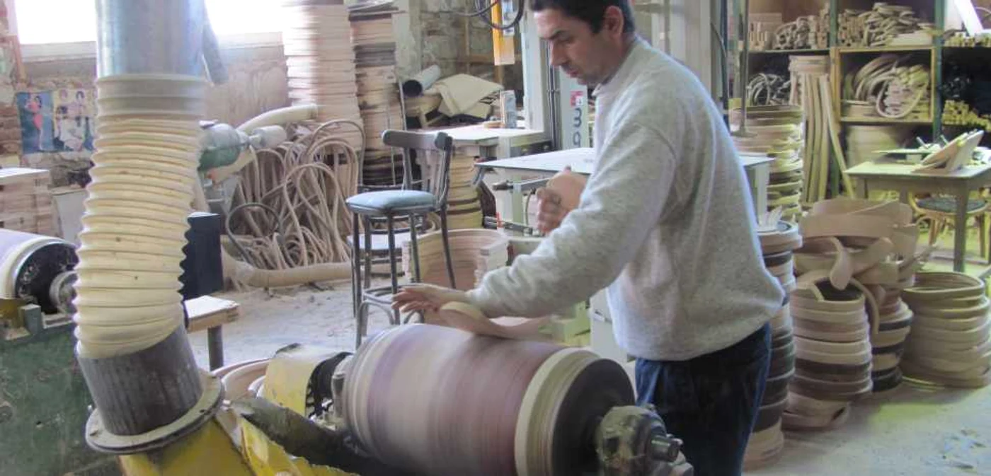 Într-un sat clujean există, de peste 130 de ani, o fabrică de scaune curbate. Exportă din State, Japonia, Australia până în Portugalia  FOTO: Florina Pop