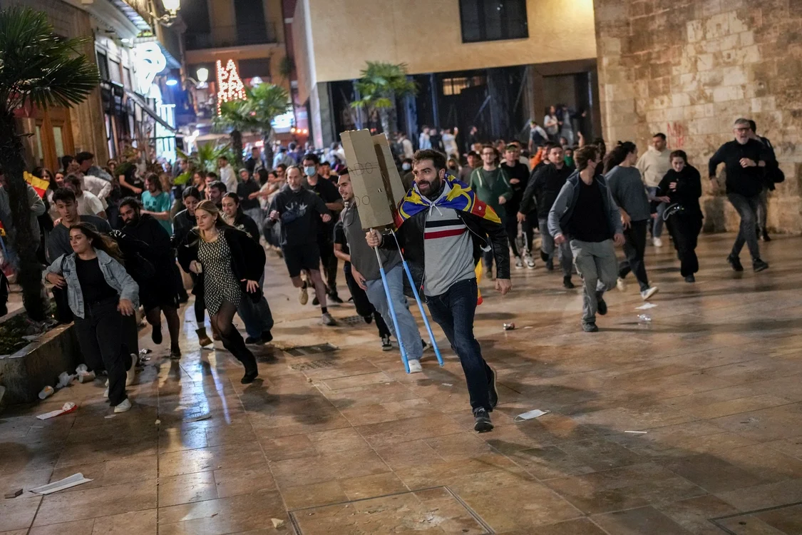 Protestatarii s-au bătut cu poliția FOTO Profimedia