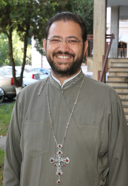 Mirel Ilie îmbracă și haina preoției