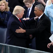 Donald Trump si Barack Obama strangandu-si mainile pe treptele Capitoliului FOTO EPA-EFE