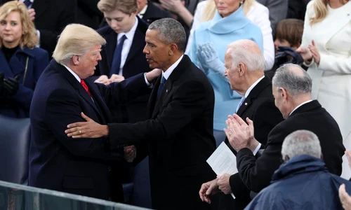 Donald Trump si Barack Obama strangandu-si mainile pe treptele Capitoliului FOTO EPA-EFE