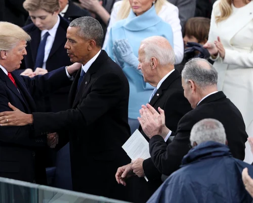 Donald Trump si Barack Obama strangandu-si mainile pe treptele Capitoliului FOTO EPA-EFE