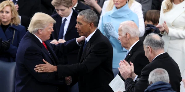 Donald Trump si Barack Obama strangandu-si mainile pe treptele Capitoliului FOTO EPA-EFE
