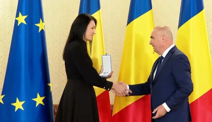 Cristina Neagu, primind medalia din partea statului român FOTO Captură video