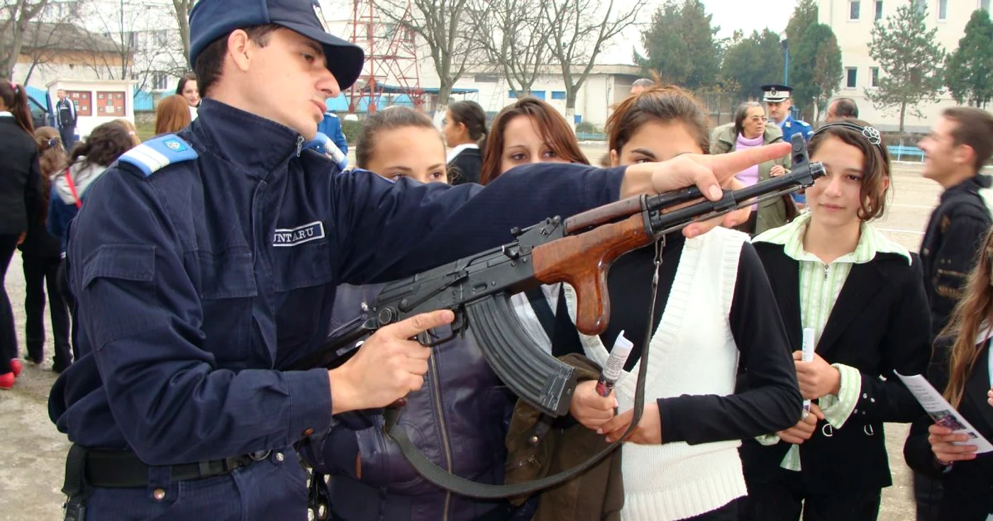 Elevii au fost atraşi de armele de foc