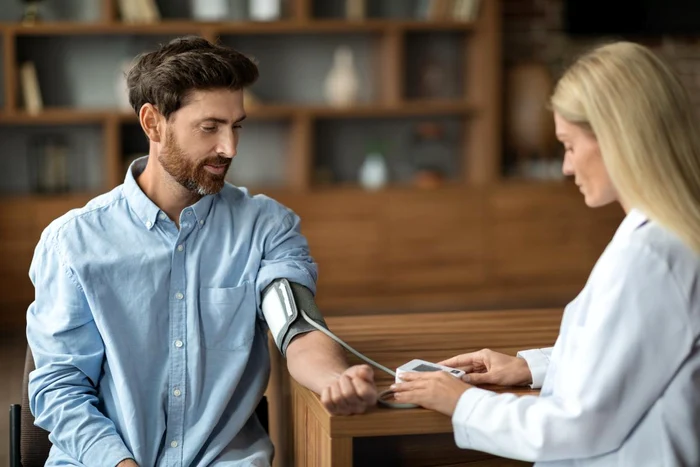 Persoanele cu tensiune arterială ridicată sunt mai vulnerabile în perioada verii/FOTO: Freepik