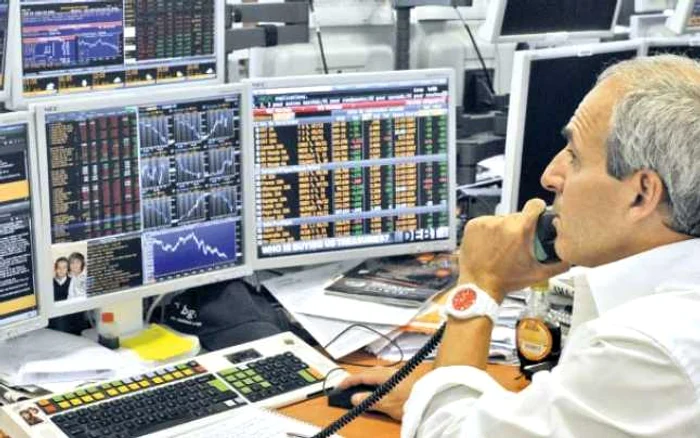 China şi-a devaluat moneda naţională, sancţiunile afectează Rusia, scăderea ţiţeiului afectează statele exportatoare de materii prime, aşa că investitorii se reorientează spre zone mai sigure