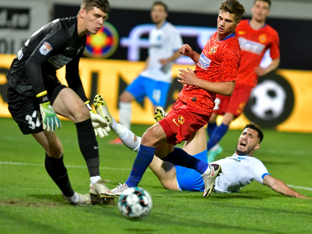 
    Tinerii de la FCSB au jucat de la egal la egal cu mult mai experimentații lor adversari de la Universitatea CraiovaFoto: sportpictures.eu  