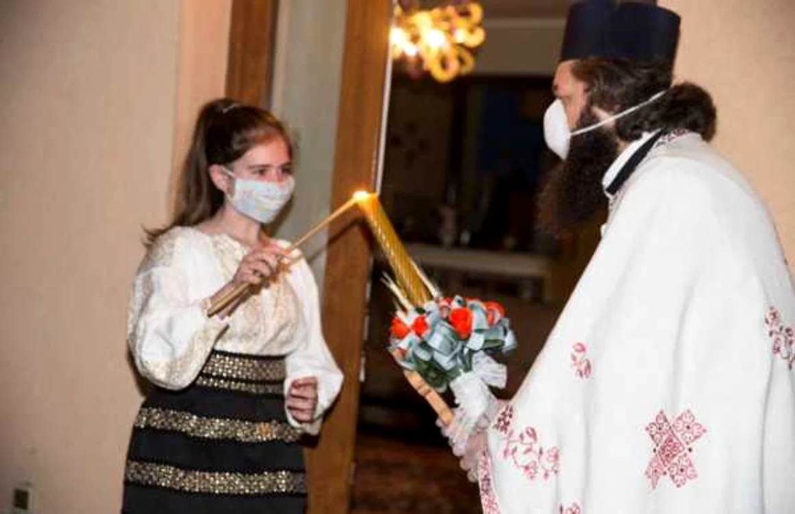 Copiii au primit Lumina Sfântă de la duhovnicul lor  FOTO: