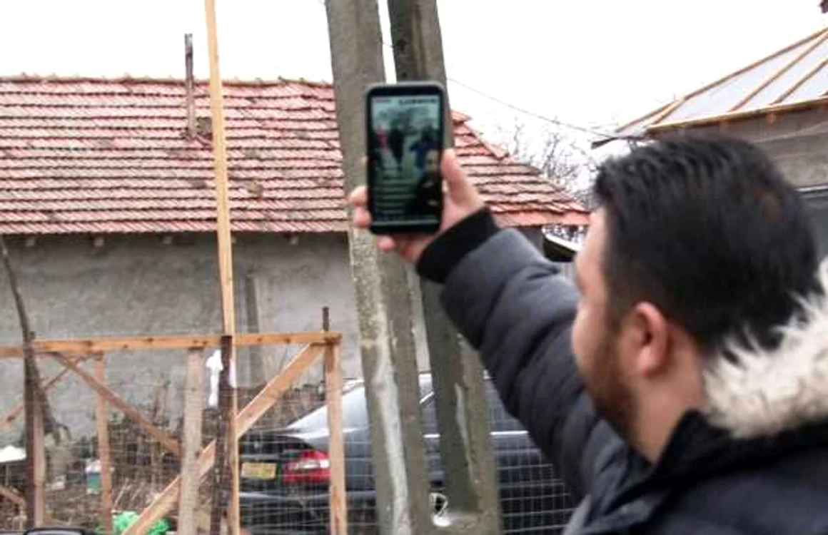 Cum îşi anunţa un tânăr prietenii că la el în sat este o razie cu mascaţi!