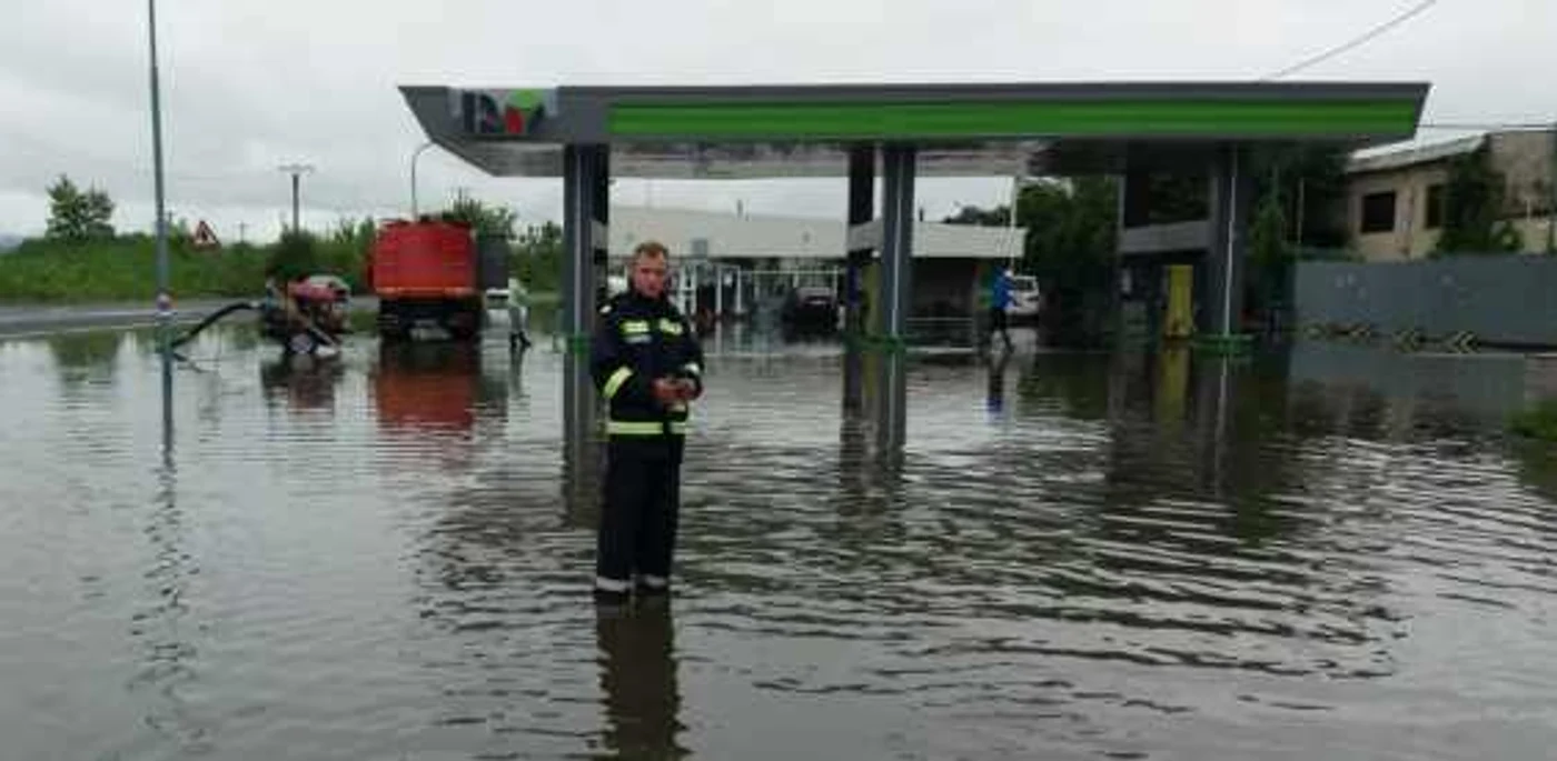 Mai multe străzi din Lugoj, judeţul Timiş, au fost înghiţite de ape FOTO ISU Timiş
