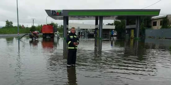 Benzinarie inundata FOTO ISU Timis