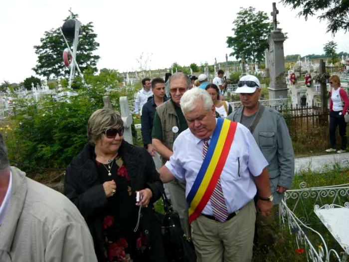 Guvernanţi, în vizită la cimitirul din Sulina