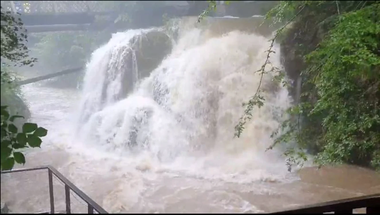 Muşchiul mereu verde care acoperă cascada ar putea fi distrus de apele învolburate