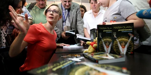 Maria Olaru şi-a lansat cartea Preţul aurului sinceritate incomodă la Bookfest 4 iunie 2016 Foto David Muntean