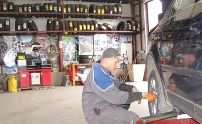 Angajaţii de la service-uri înlocuiesc cauciucurile de vară cu cele pentru sezonul rece