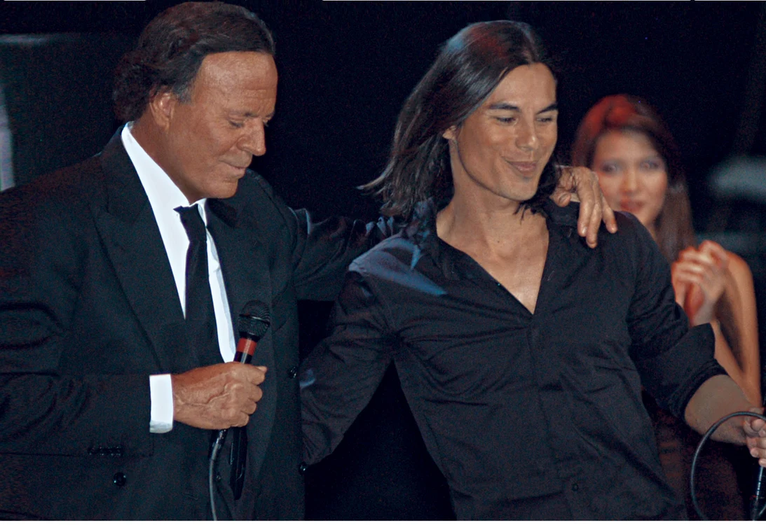 
    Julio Iglesias, alături de fiul său, julio Iglesias Jr.  
