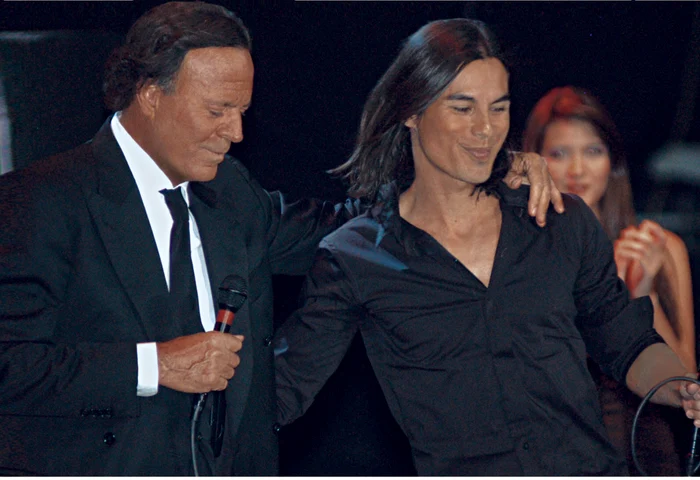
    Julio Iglesias, alături de fiul său, julio Iglesias Jr.  