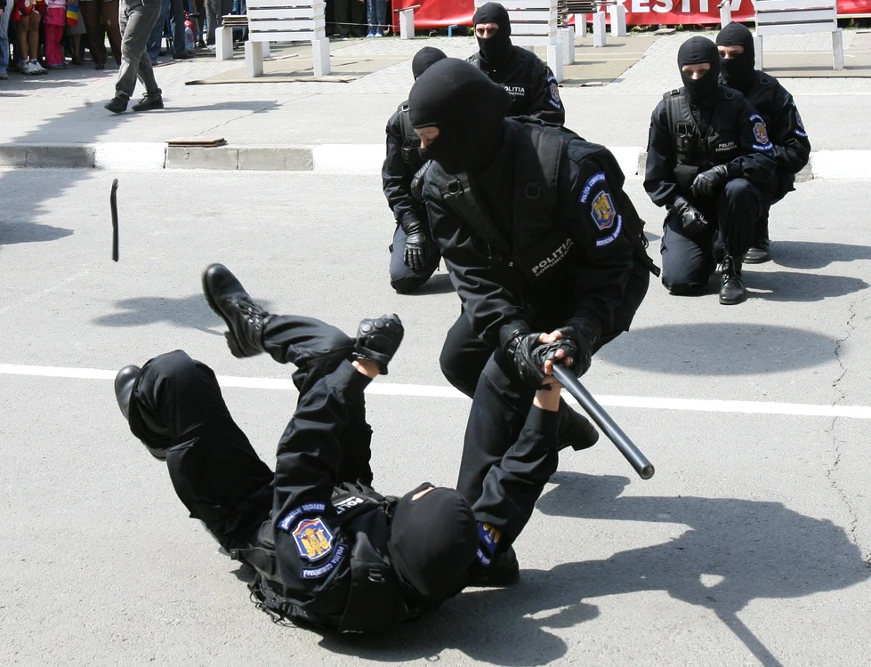 
    Poliţiştii îşi vor perfecţiona tehnicile de luptă corp la corp  