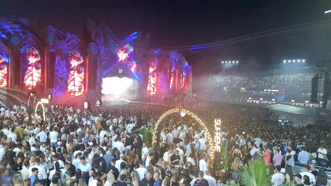 Cea mai scumpă masă rezervată la zona VIP Fratelli a costat 80.000 de euro. FOTO: R.F.