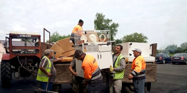 Incubatoare pentru bebeluşi mutate cu tractorul de la Salubritate. FOTO Dănuţ Zuzeac