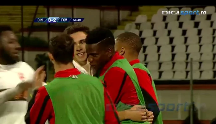 Patrick Ekeng se bucura în minutul 55 alături de Dorin Rotariu după golul marcat de cel din urmă