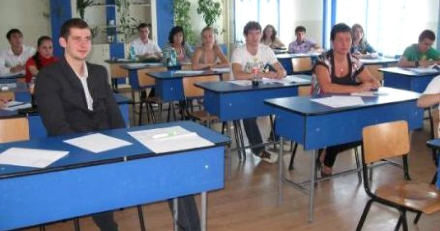 Liceenii săraci vor primi lunar un sprijin financiar 