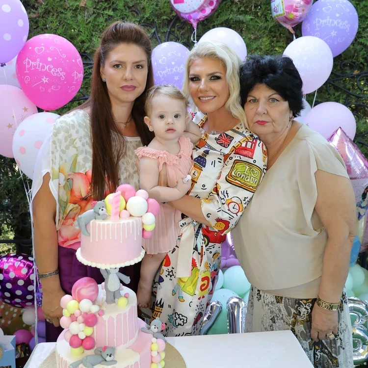 
    Adina, alături de sora Roxana și de tatăl lor  