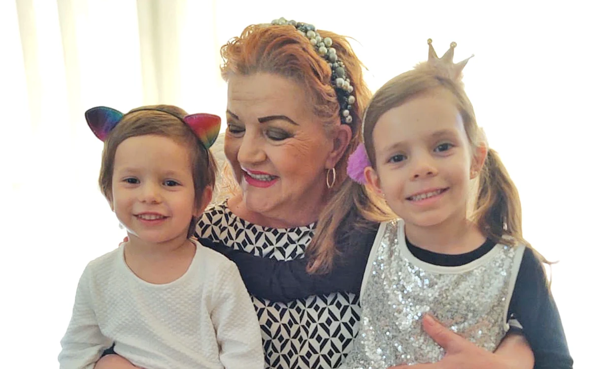 
    Maria Cârneci, alături de nepoţelele ei dragi  