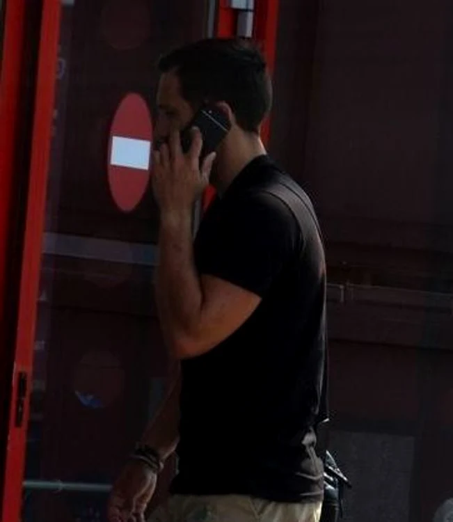 Dani a vorbit încontinuu la telefon