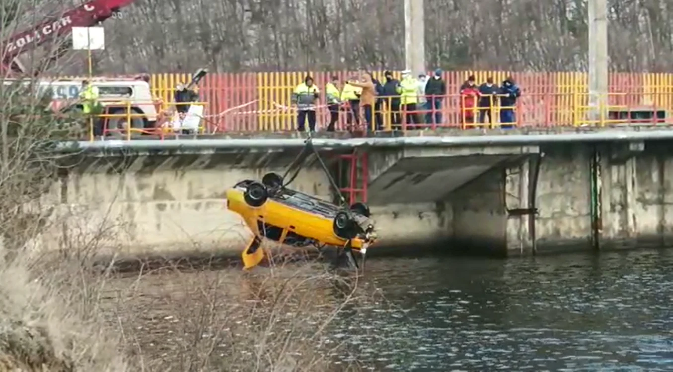 Maşina a fost scoasă din lac joi, 3 ianuarie.. FOTO: ISU Cluj