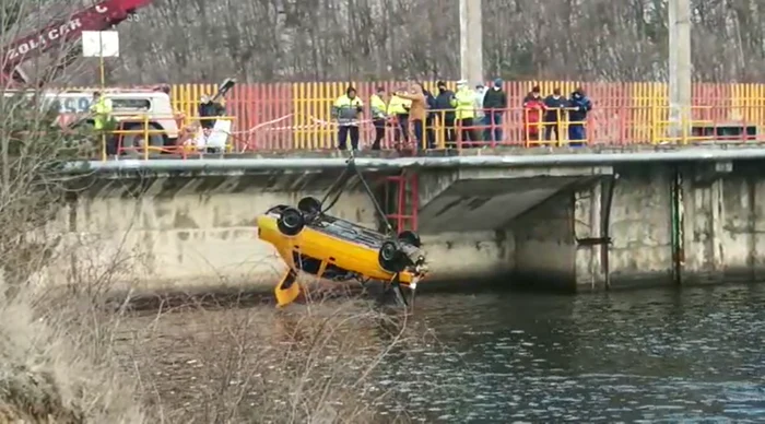 Maşina a fost scoasă din lac joi, 3 ianuarie.. FOTO: ISU Cluj