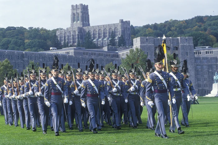 Un profesor de la Academia militară West Point și-a anunțat demisia în New York Times. Reacția secretarului american al apărării