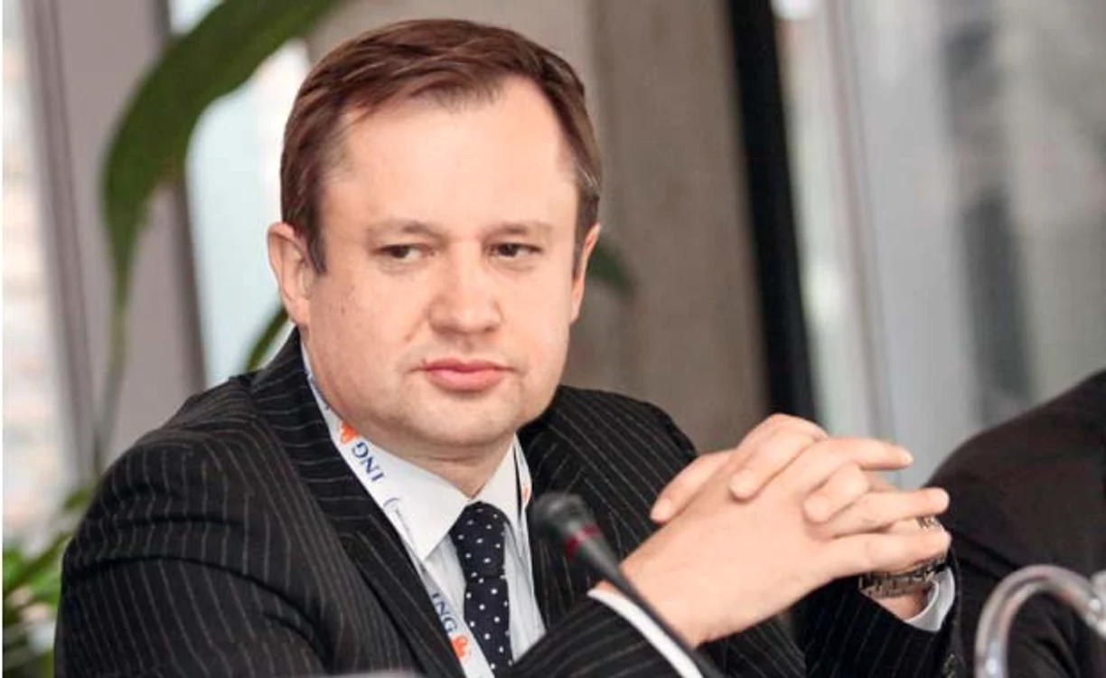 Krzysztof Walenczak a lucrat pentru Lehman Brothers  şi Nomura International