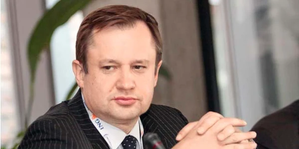 Krzysztof Walenczak a lucrat pentru Lehman Brothers  şi Nomura International