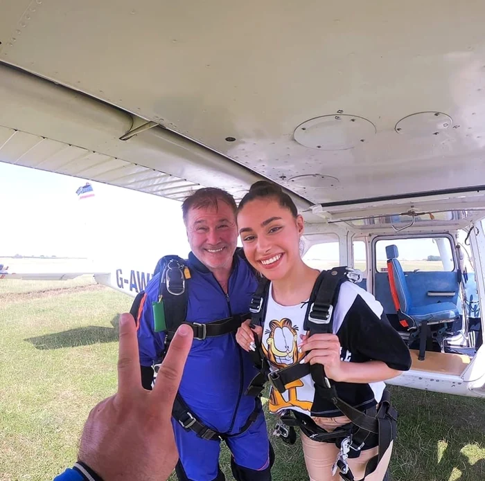 Rochia cu care a câștigat concursul a fost inspirată din penajul viu colorat al papagalilor ei și a fost făcută de Mirabela Frai