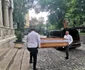 Sicriul a fost depus în lăcașul de cult. Cei care au îndrăgit-o îi aduc buchete de flori. Foto: Blitz Click!