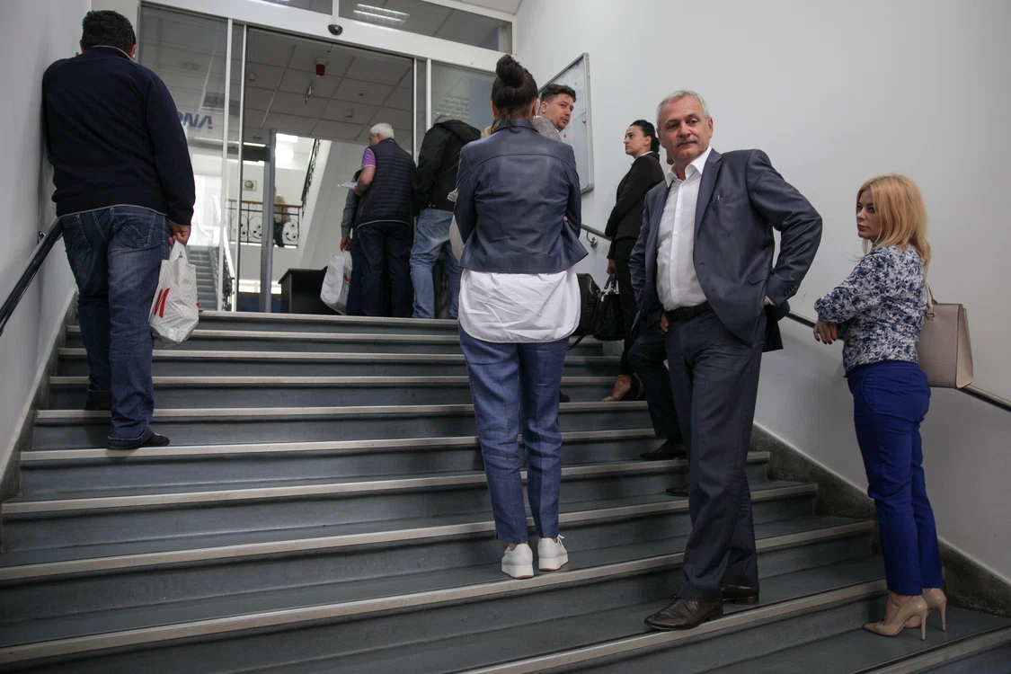 
    Liviu Dragnea, la mijlocul cozii de la DNAFoto: Inquam  