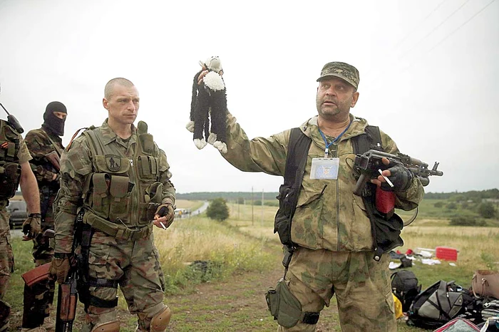 Separatiştii proruşi păzesc zona în care a căzut aeronava