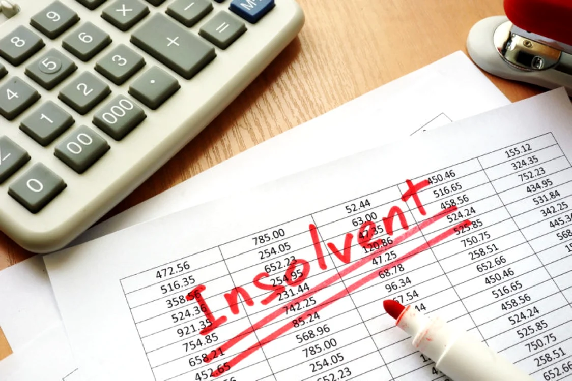 Tabel pe o coală de hârtie, pe care scrie Insolvent