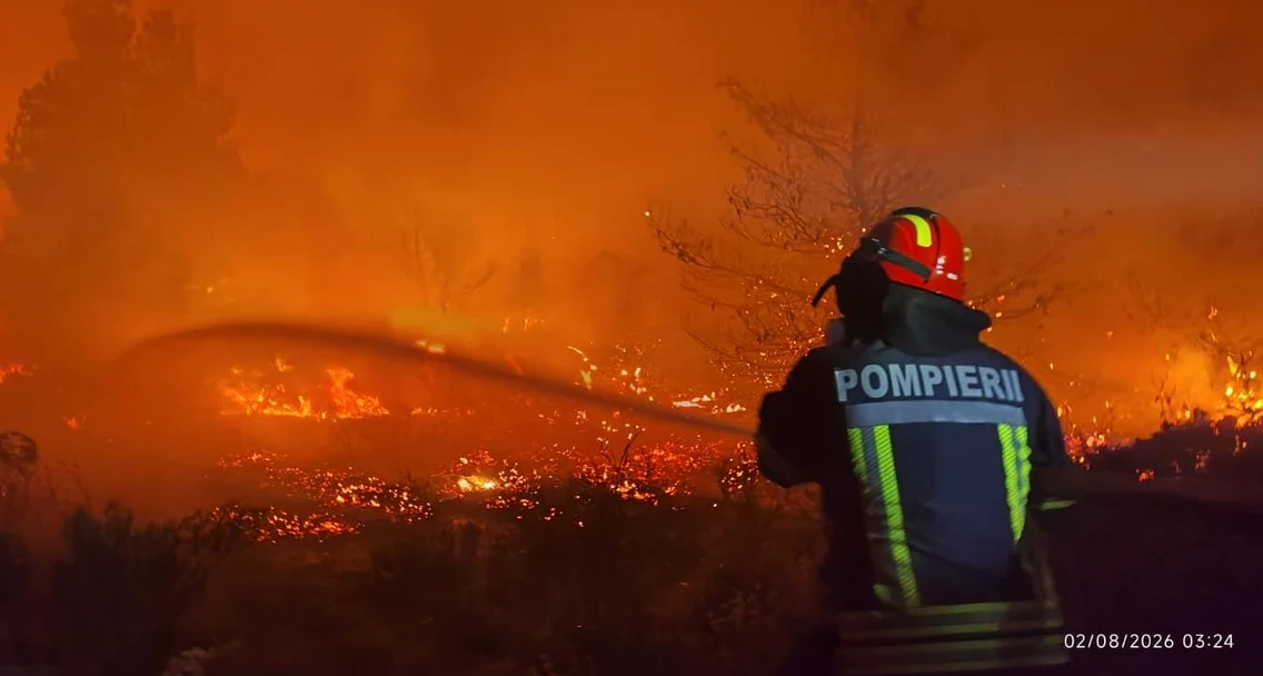 Pompierii români au luptat toată noaptea cu incendiile din Grecia. FOTO: IGSU  