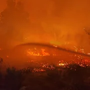 Pompierii români au luptat toată noaptea cu incendiile din Grecia. FOTO: IGSU