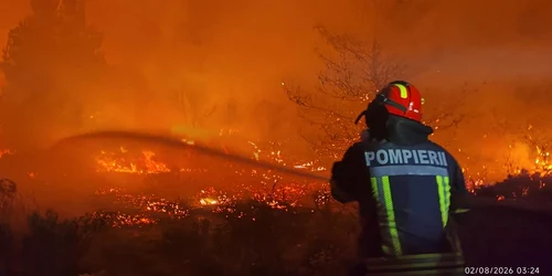 Pompierii români au luptat toată noaptea cu incendiile din Grecia. FOTO: IGSU  