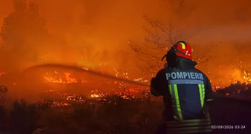 Pompierii români au luptat toată noaptea cu incendiile din Grecia. FOTO: IGSU  