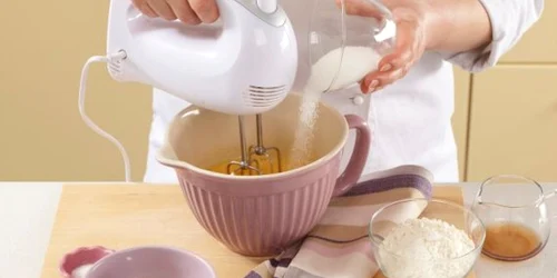 preparare tort bucatarie FOTO clickpoftabuna.ro