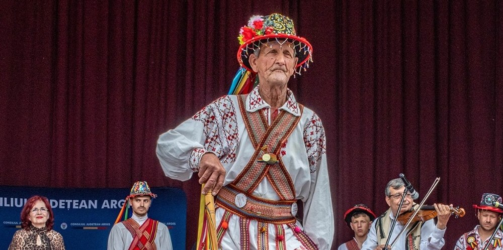Cel mai vârstnic călușar din țară a deschis un nou festival de căluș. Octogenarul Petre Măsală e „Tezaur Uman Viu” VIDEO