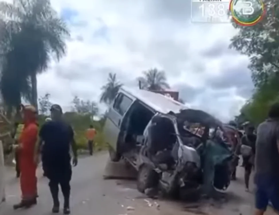 11 persoane aflate în mașină au murit. FOTO captură video  Bolivia TV Oficial