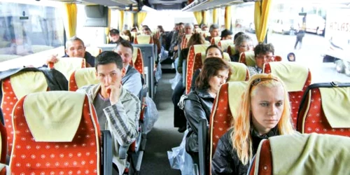 Un turist care a călătorit cu autocarul s-a plâns că a primit loc pe partea unde bate soarele, iar altul că nu vede Fălticeniul pe geam