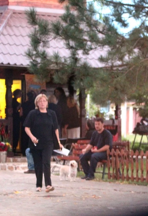 Mama Mihaelei Rădulescu nu s-a dezlipit de sicriul bărbatului